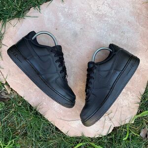 Nike Air Force 1 LE Triple Black leather low top sneakers size 5.5Y fits wmns 7